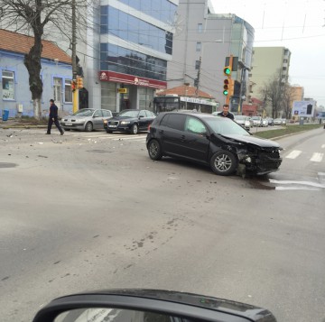 Prăpăd în intersecţie, pe bulevardul Mamaia: o maşină a intrat pe trotuar, după un impact violent